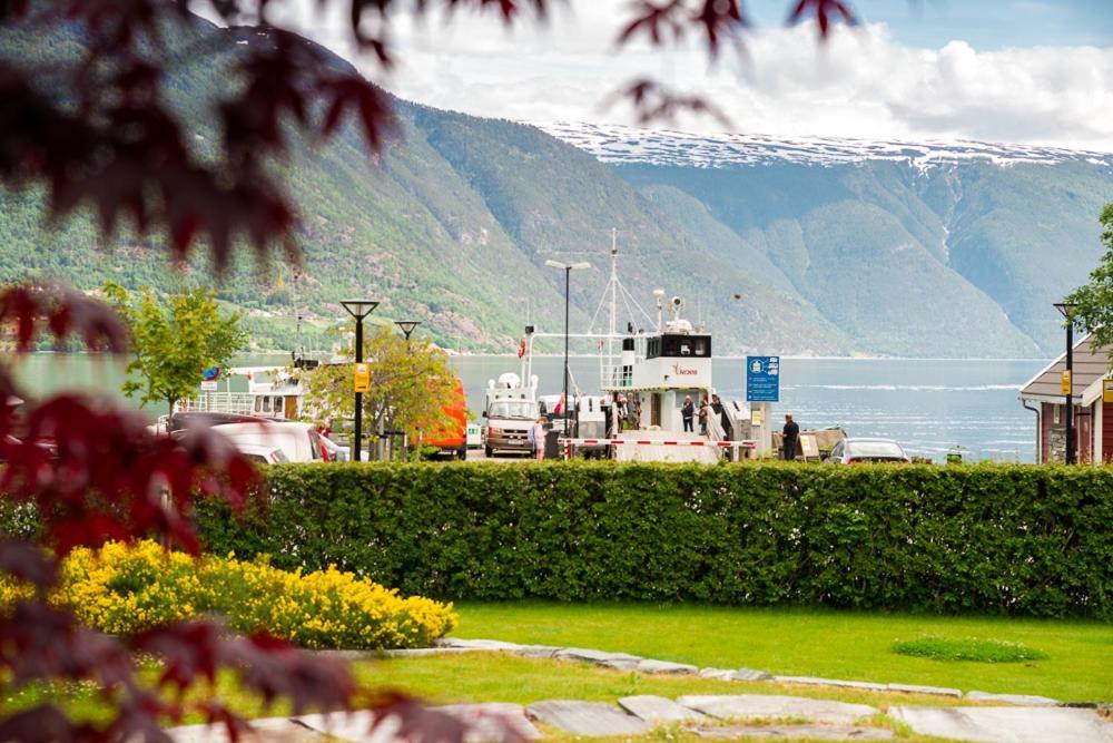 Walaker Hotel Solvorn Exterior photo